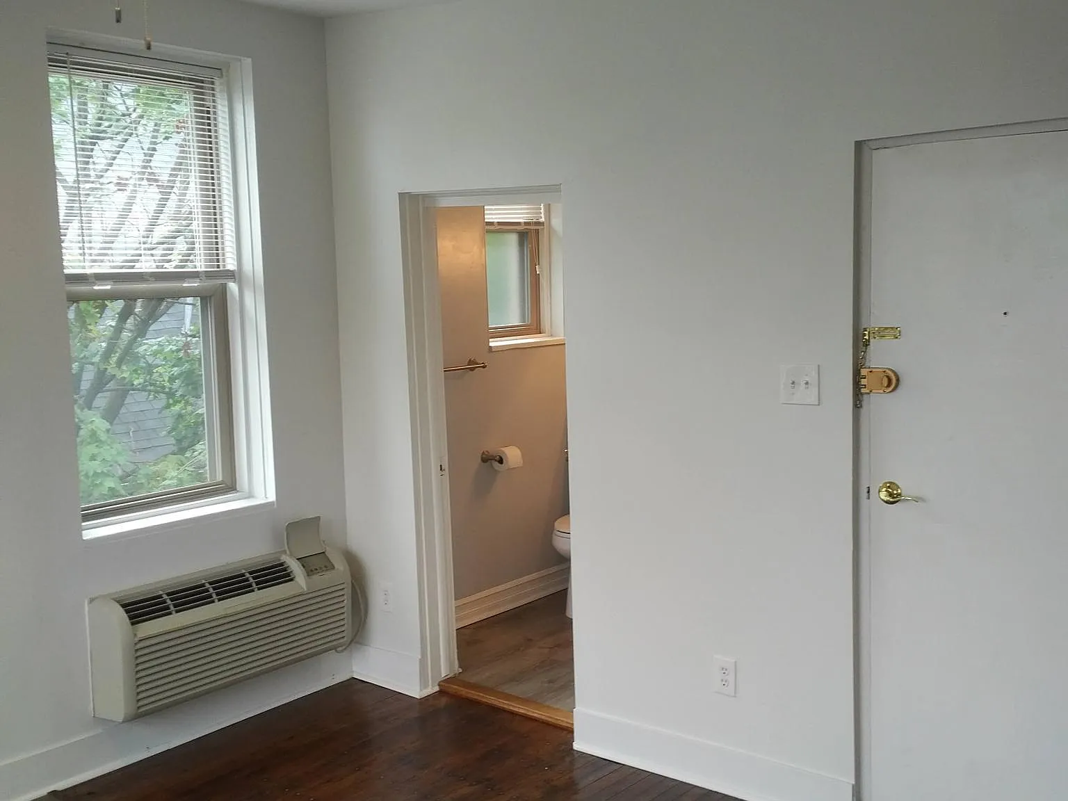 Studio, 400 sqft, $1,100 — Photo 3