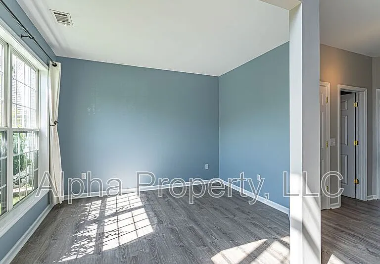 504 Collingsworth Ln — Photo 4