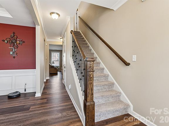 4th image of 134 Farmers Folly Dr