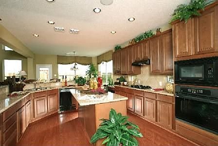 Kitchen - Granite counter tops and top of line appliances