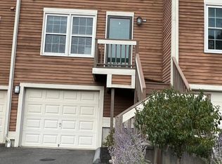 118 Foxbridge Village Rd, Branford, CT 06405