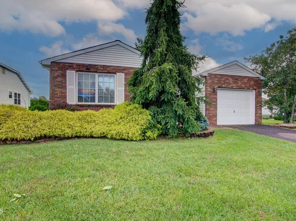 4 Lesley Drive, Marlboro, NJ 07746