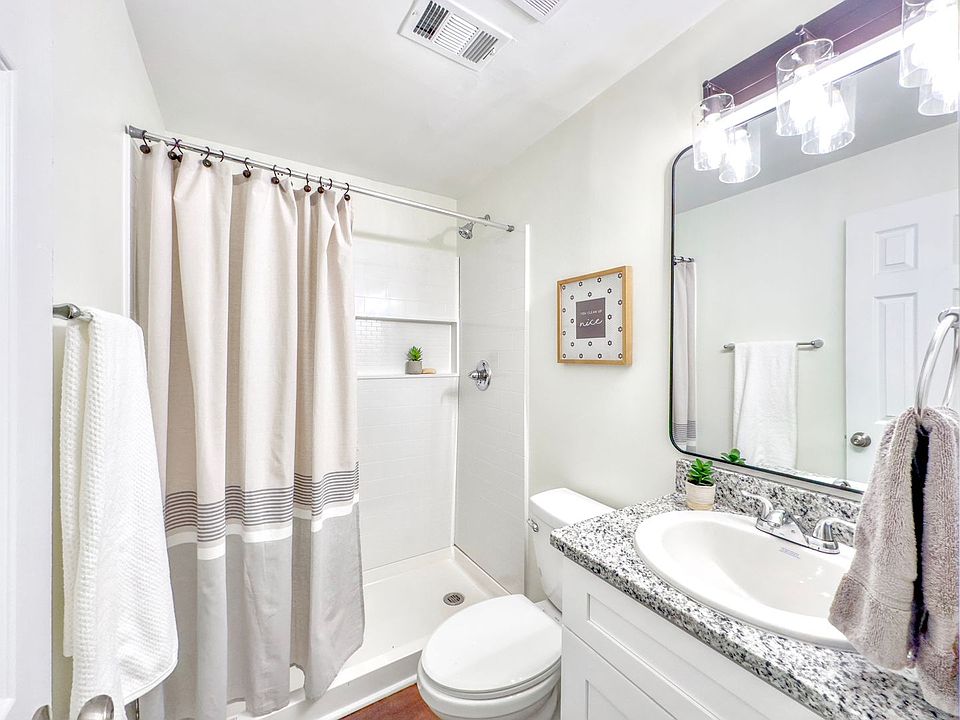 1st image of 386 Parkway Dr NE #204