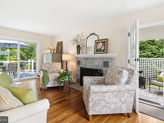 4th image of 809 W Redman Ave