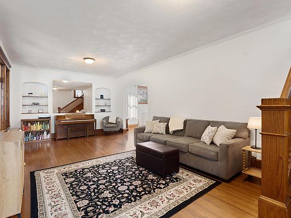 5th image of 122 E University St