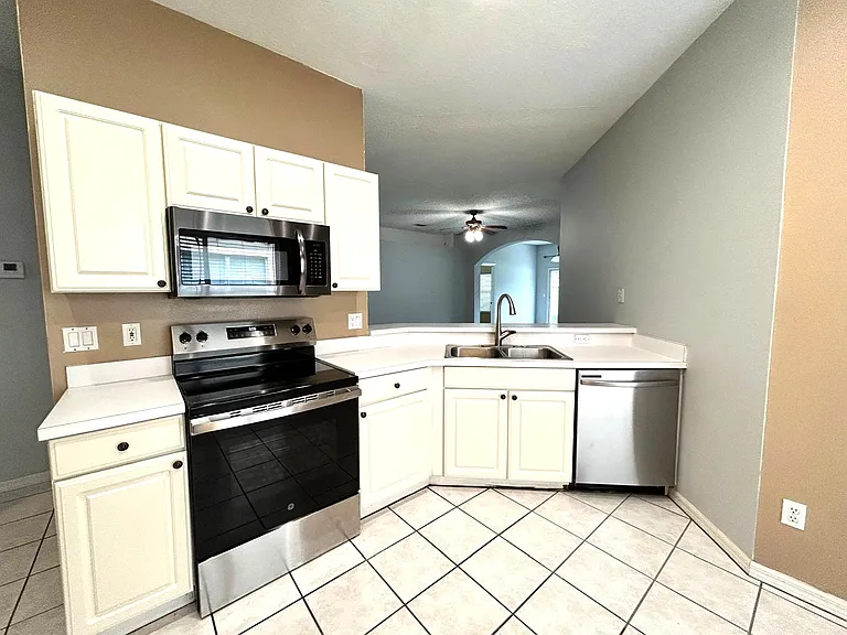 465 Eastbridge Dr — Photo 11