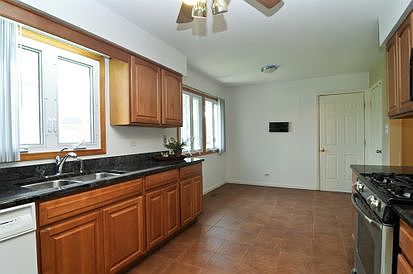 4th image of 425 S Whitehall Dr
