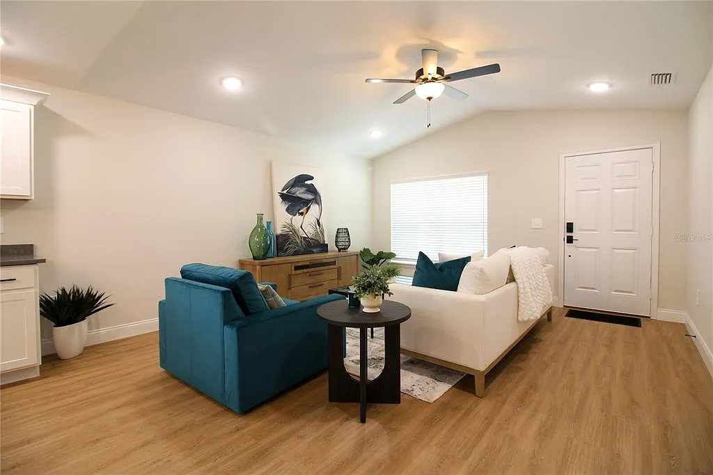 3 bed, 2.0 bath, 1484 sqft, $2,100 — Photo 3