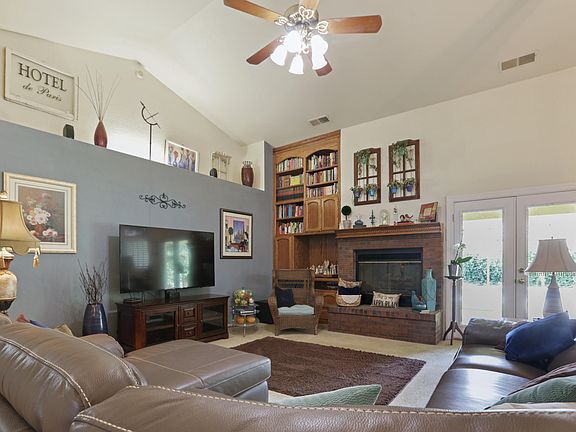 2nd image of 1043 W Hemlock Ave