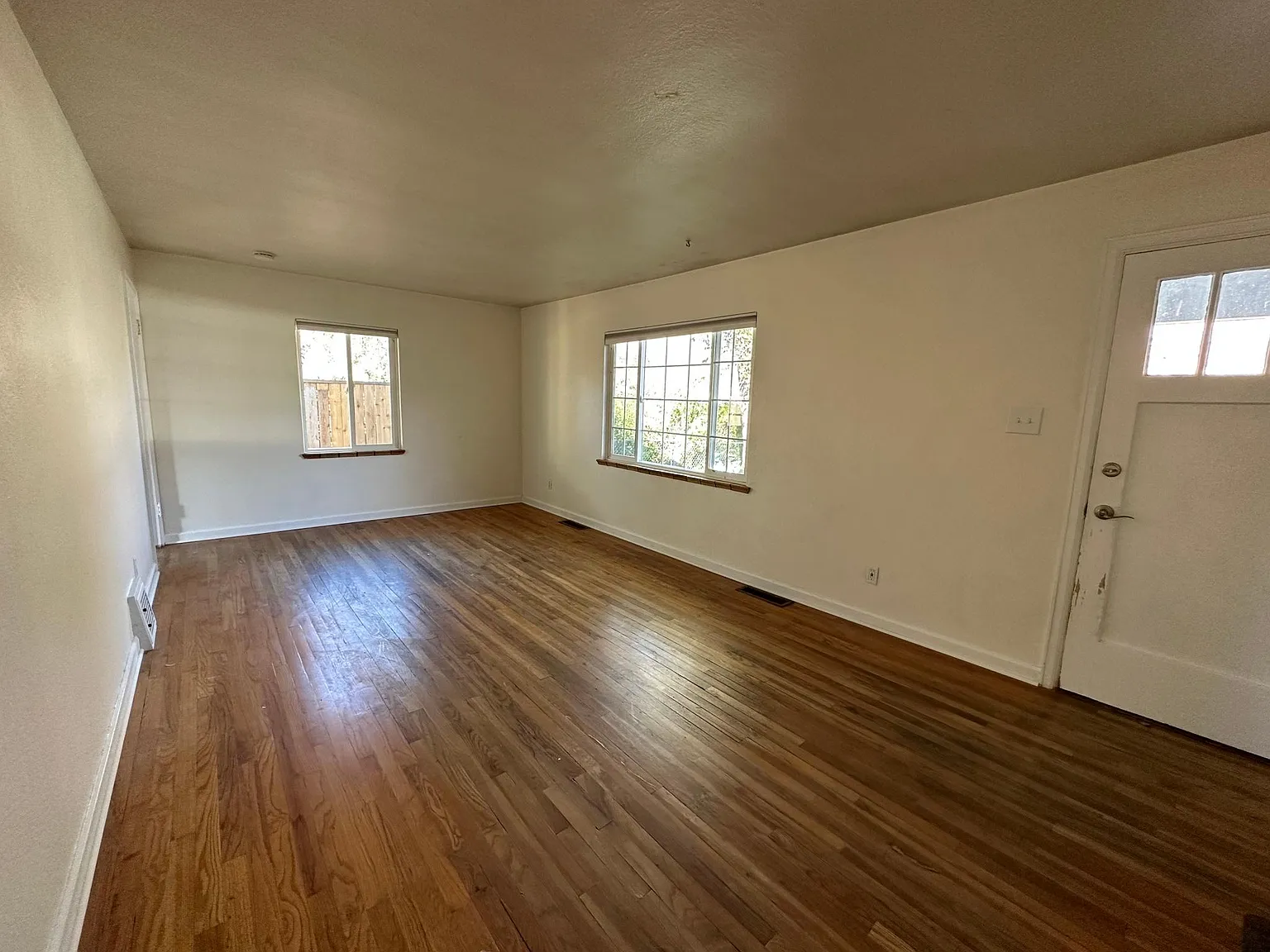 3 bed, 800 sqft, $2,100 — Photo 3