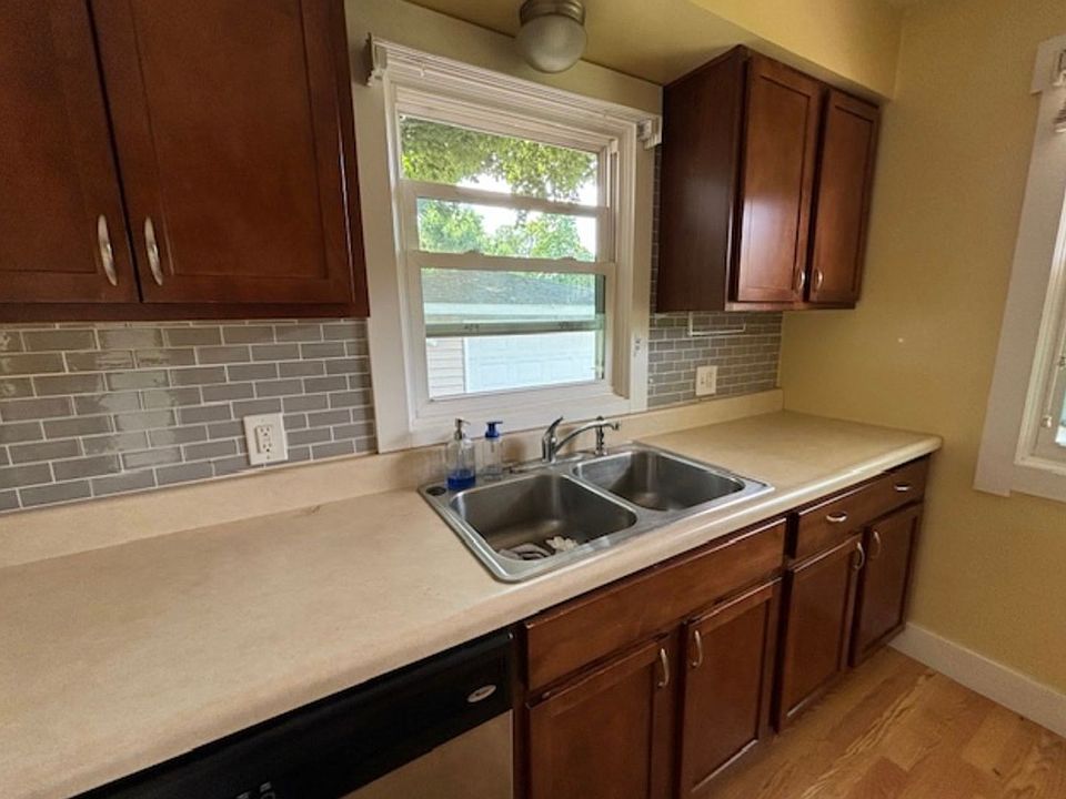 1st image of 3550 Parkland Ave SW