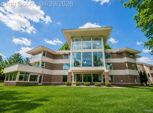 1208 Hidden Lake Dr, Bloomfield Hills, MI 48302