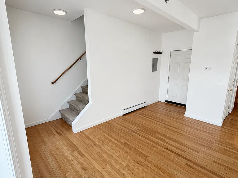 141 N Hamilton St #B — Photo 2