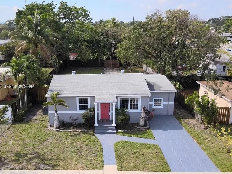 2740 Dewey St — Photo 5