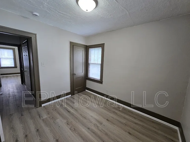 947 Newton St — Photo 14