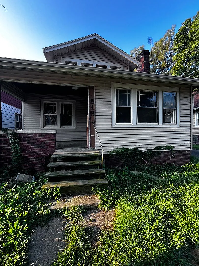 818 McClure — Photo 1