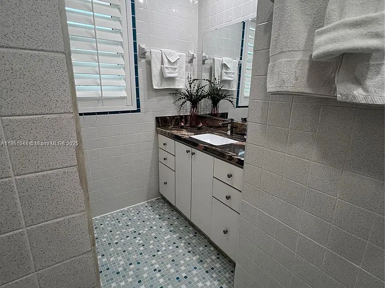 7760 Aviation Blvd — Photo 24