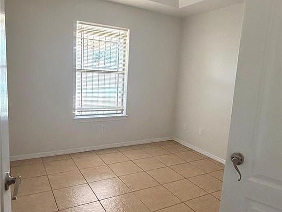 5th image of 803 W Emerald Dr APT A