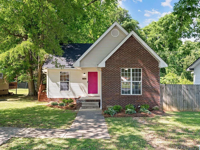 1004 W Walnut St — Photo 4