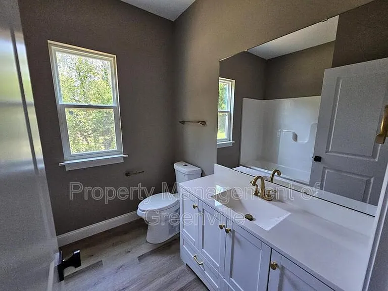 305 Appian Dr — Photo 17