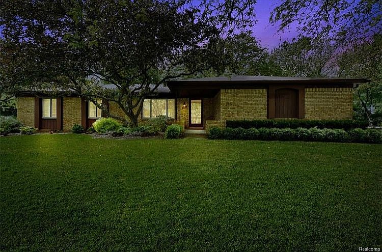 2nd image of 121 Hampshire Dr
