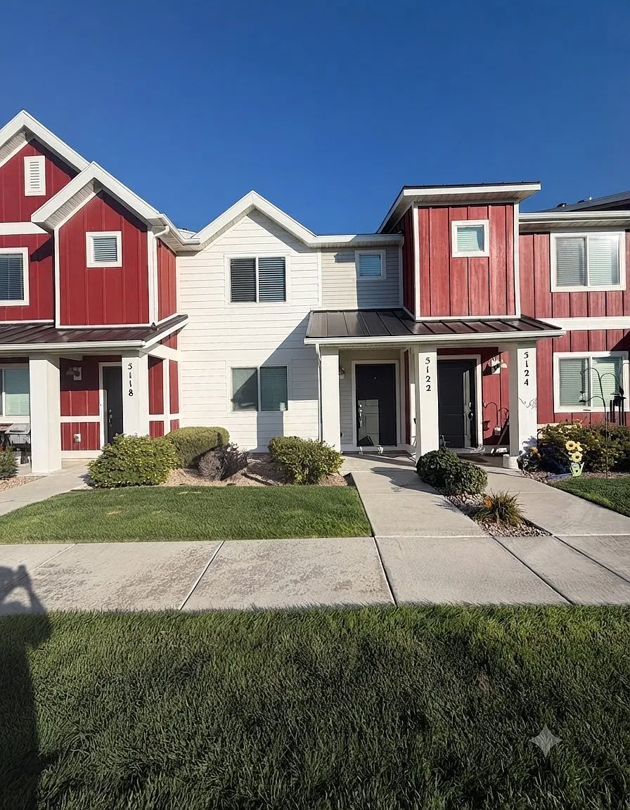 3 Bed 2 Bath Townhome — Photo 1