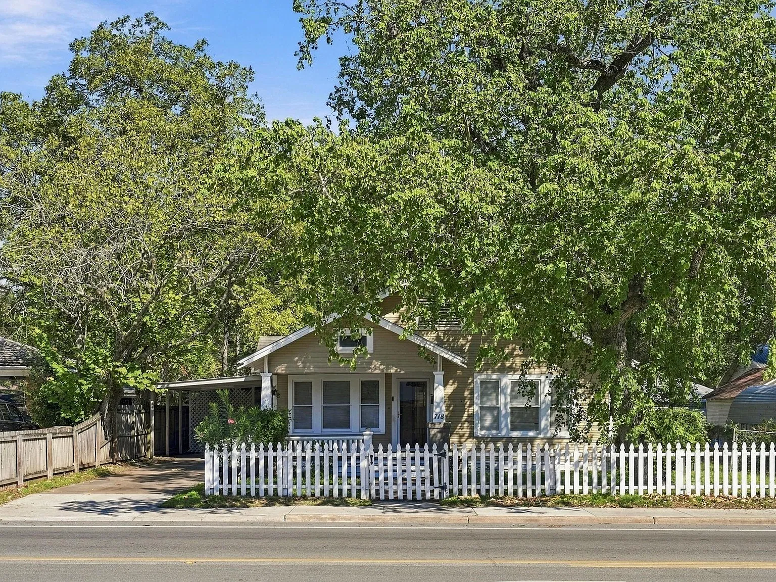 3 bed, 1.0 bath, 1305 sqft, $1,250 — Photo 2