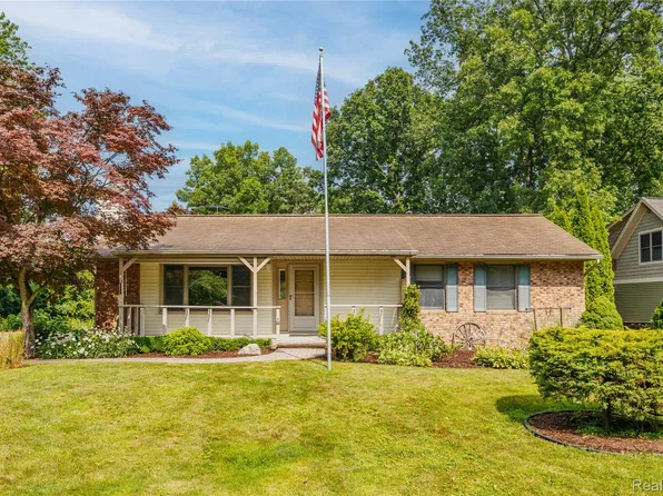 15800 Park Ln, Plymouth, MI 48170