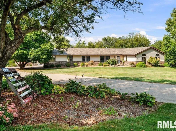 11640 61st Avenue Pl, Blue Grass, IA 52726