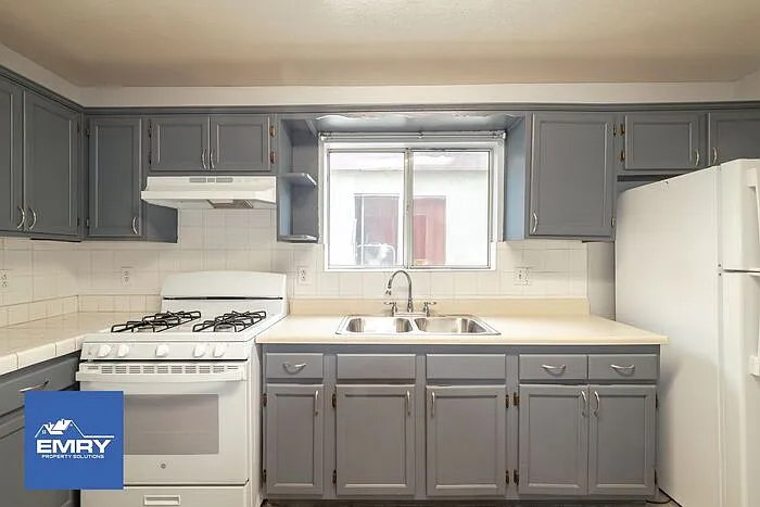 3 bed, 2.0 bath, 1250 sqft, $2,999 — Photo 3