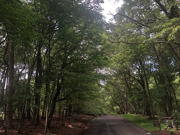 5th image of 8 Woodhull Cove Ln