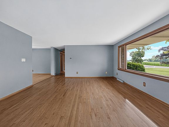 4th image of 504 East St