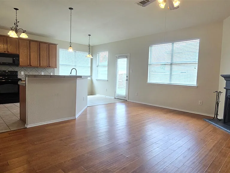 3432 Fashion St — Photo 6