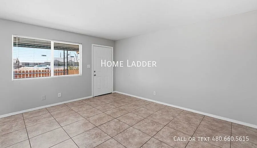 Freshly Painted 1-Bedroom Apartment with Private Yard, Storage & Covered Parking — Photo 3
