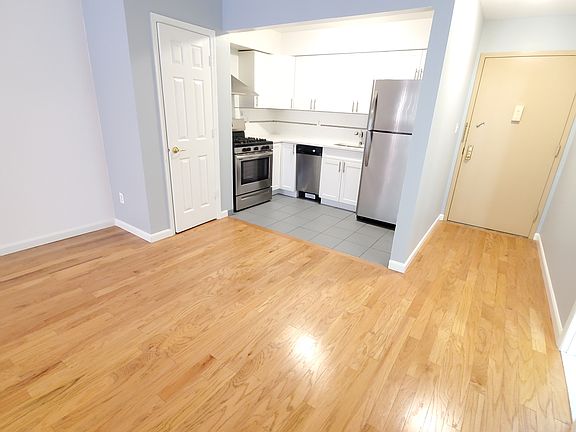 3rd image of 2731 Crescent St APT 4R