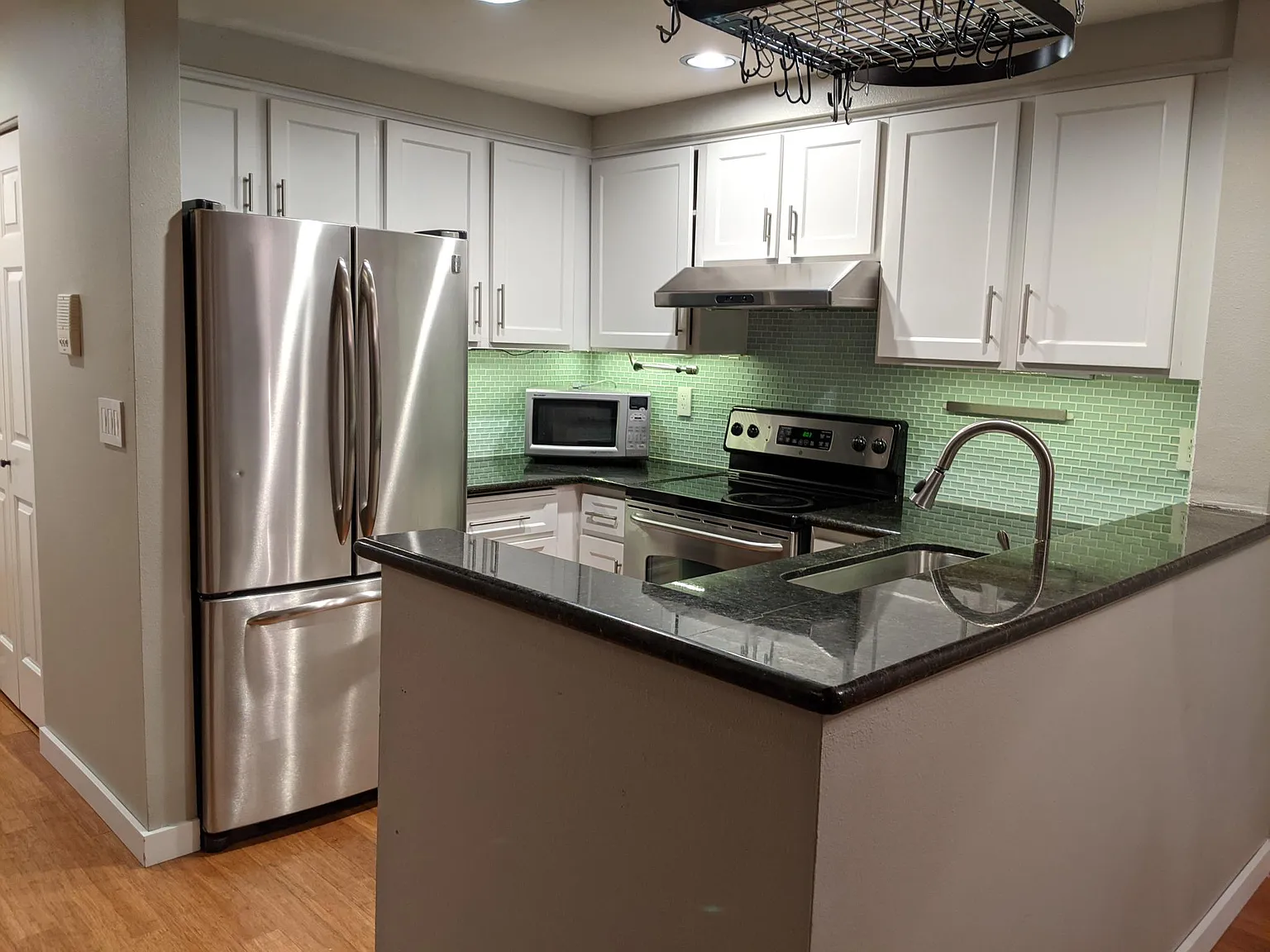 2 bed, 838 sqft, $3,200 — Photo 2