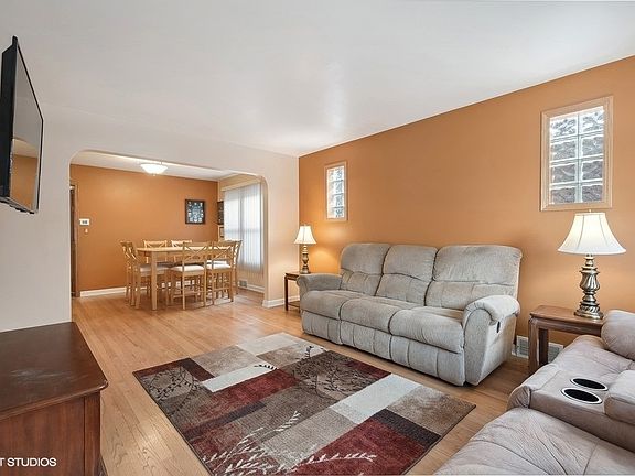 3rd image of 8127 W Forest Preserve Ave
