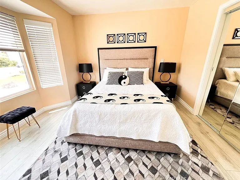 5835 Topeka Dr — Photo 23