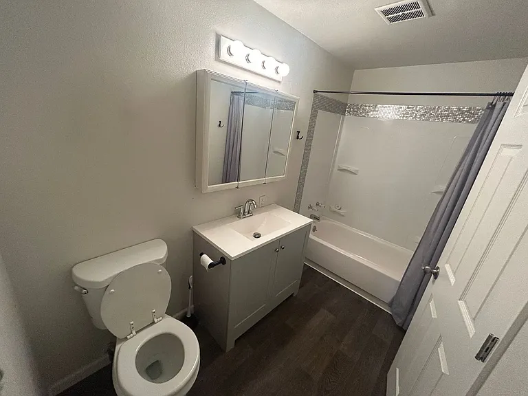 1320 Summers Ln — Photo 8