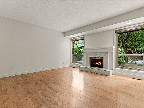 5th image of 2470 Woodstock Dr