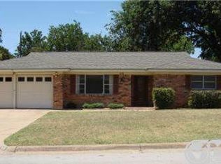 208 Hallbrook Dr, Fort Worth, TX 76134