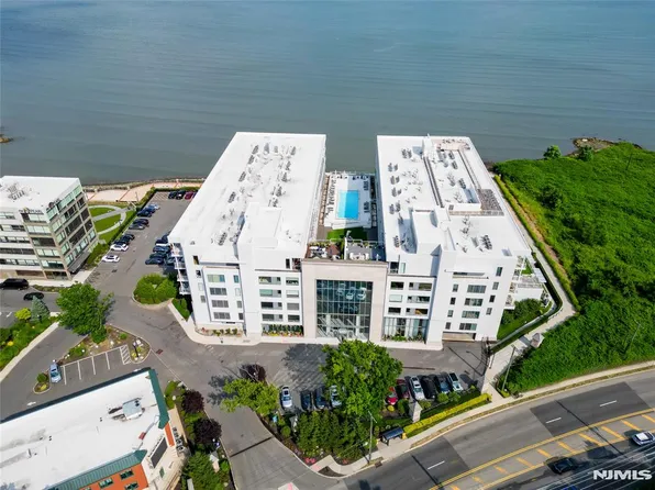 3 Somerset Ln Unit 500, Edgewater, NJ 07020