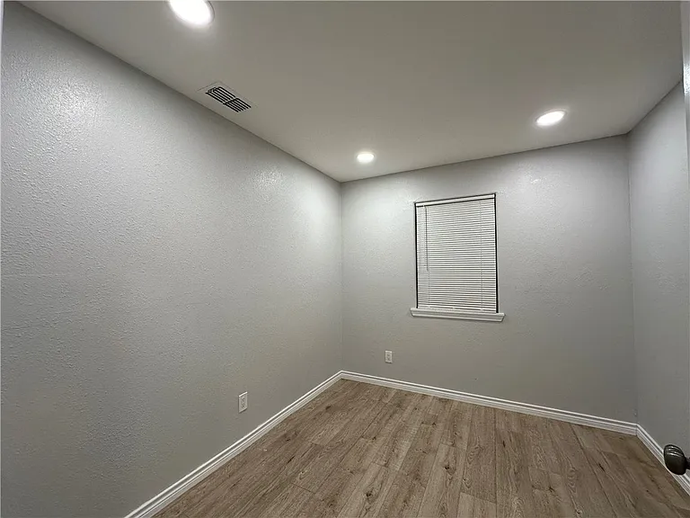 1202 Main Dr — Photo 25