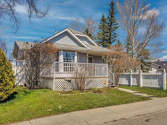 3rd image of 90 Martinridge Cres NE