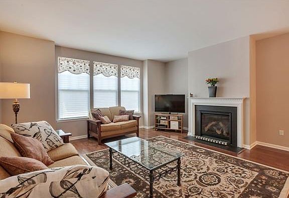 2nd image of 2204 Hawthorn Way