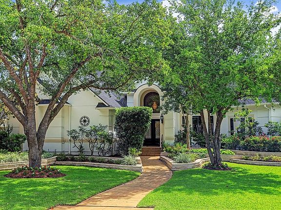 Front of House with Extended View of Yard