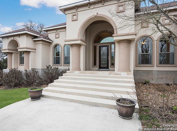 2nd image of 828 Oak Bluff Trl
