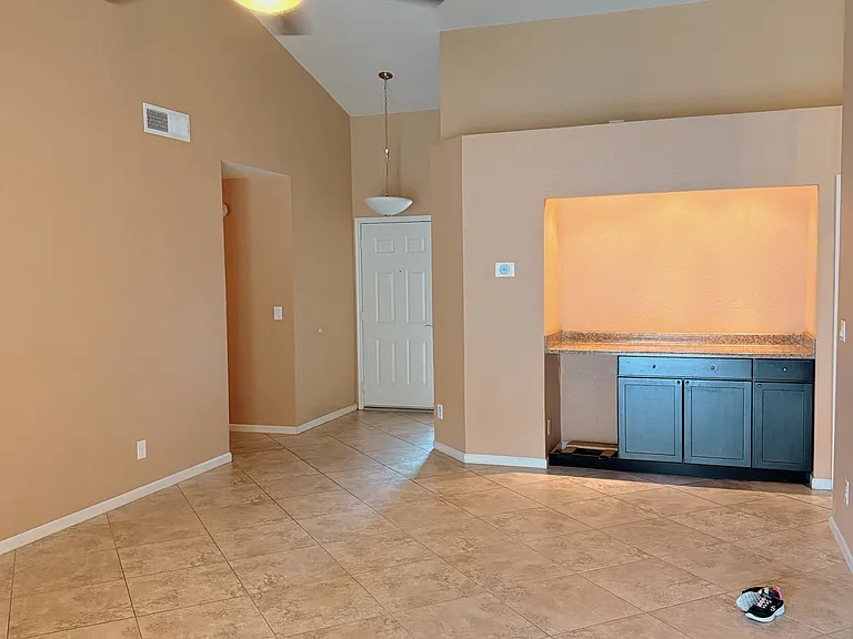 1142 E Scott Ave — Photo 4