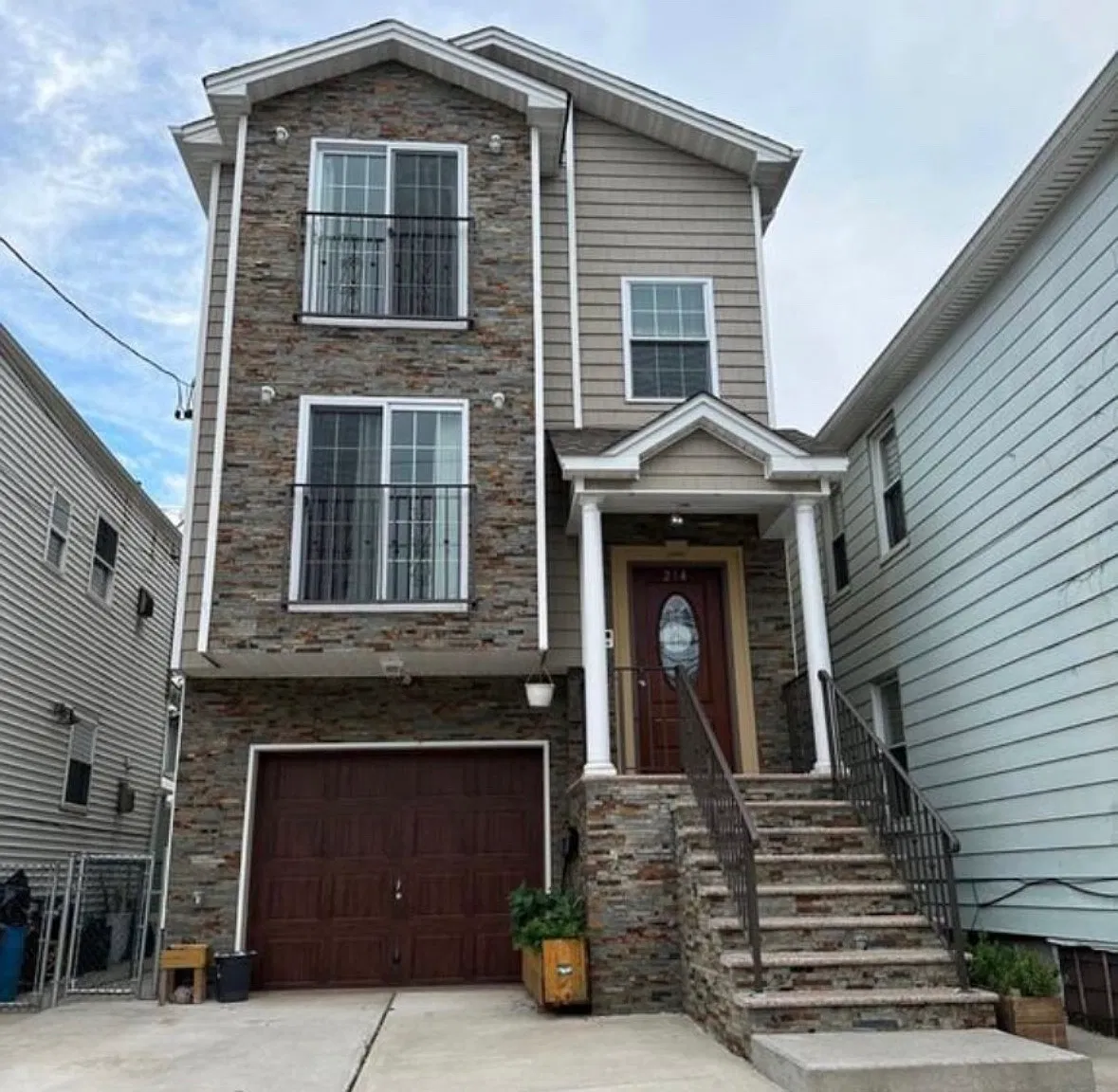 214 Center St — Photo 1