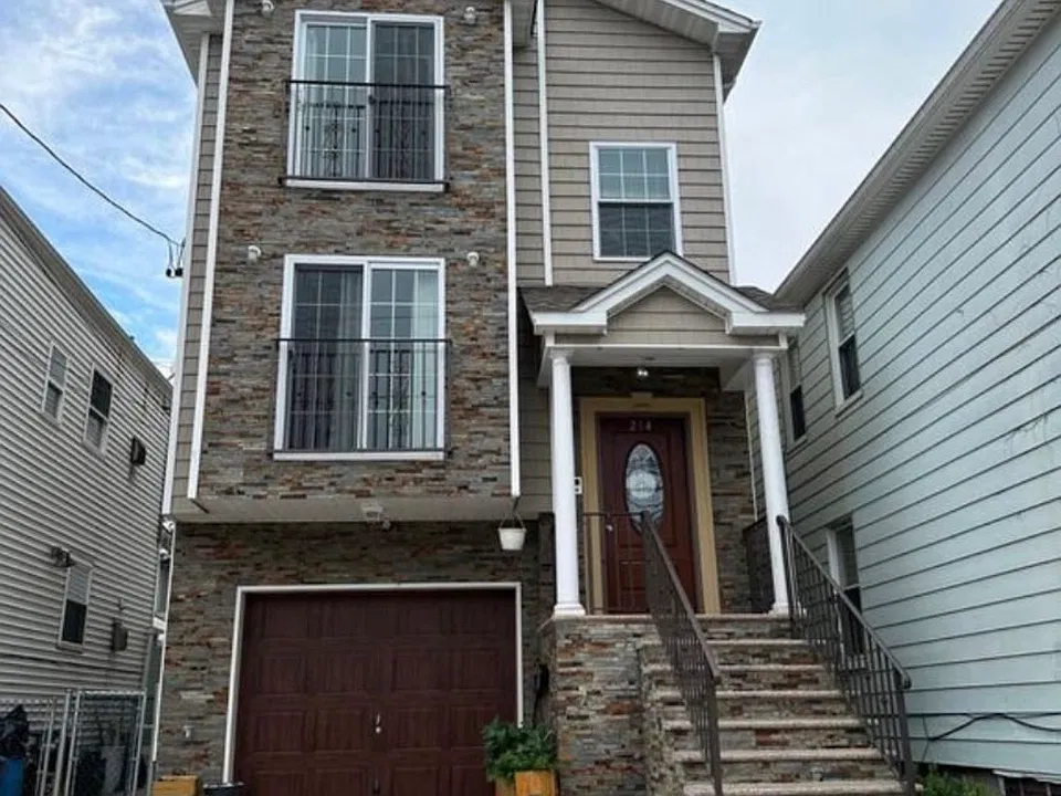 214 Center St #2